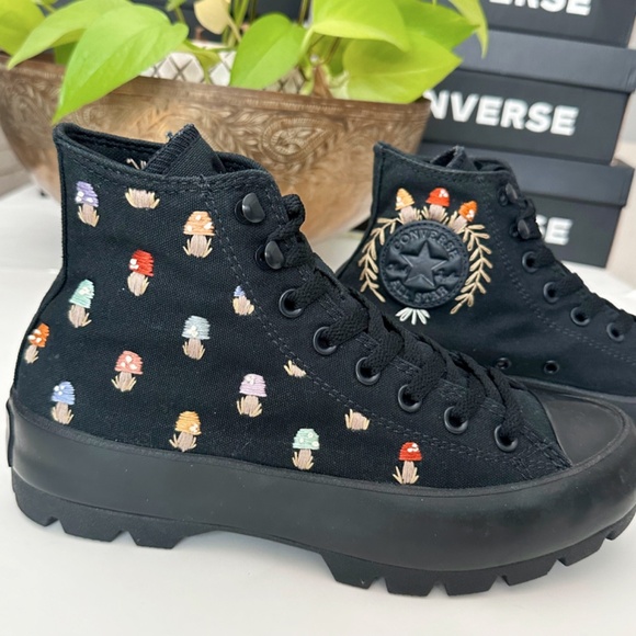 Hand Embroidered Converse High-tops - lugged sole - size 9w - Picture 11 of 11